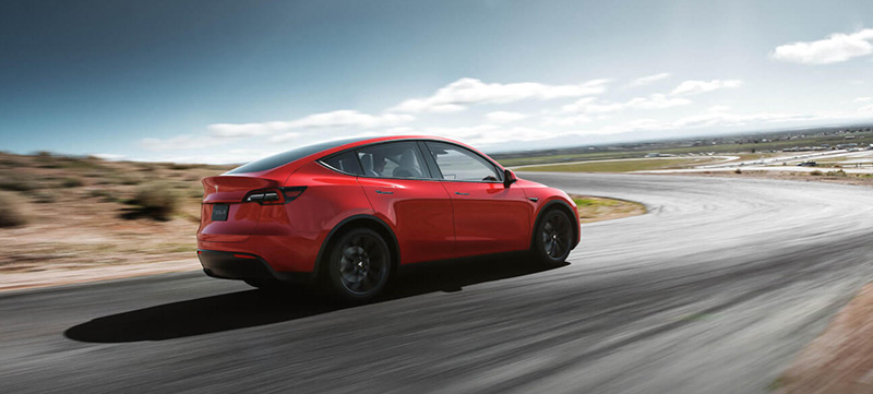 Tesla Model Y rojo atras