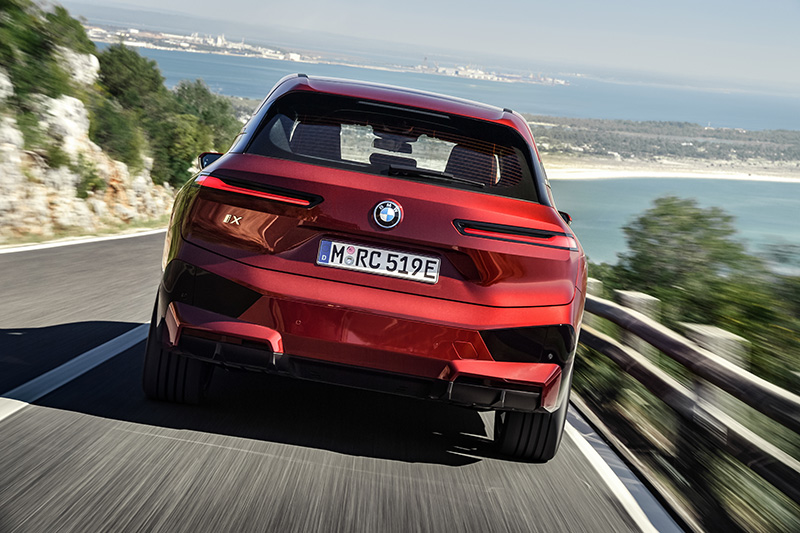 BMW iX atras rojo