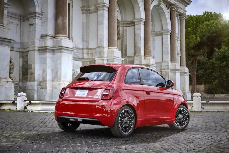 Fiat 500e atras