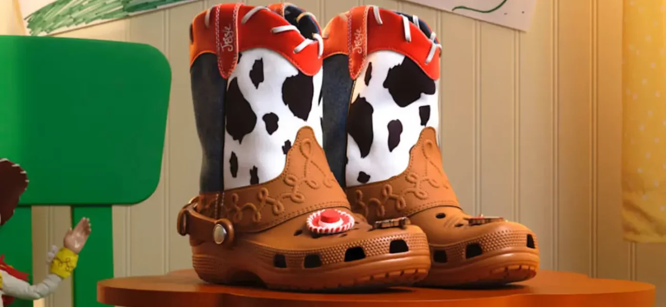 Crocs presentan las botas de Jessie para celebrar el estreno de Toy Story 5 Bota Crocs Jessie Toy Story 5
