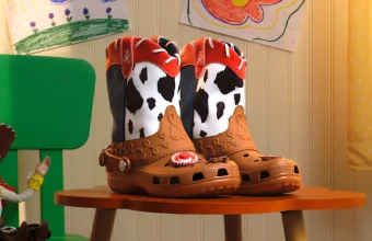 Crocs presentan las botas de Jessie para celebrar el estreno de Toy Story 5 Bota Crocs Jessie Toy Story 5
