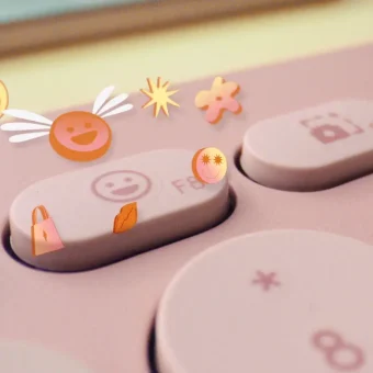 Celebra a los pequeños geeks de la casa con estos productos de Logitech Logitech Pebble Keys 2 K380s
