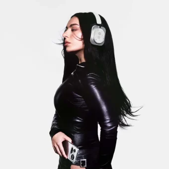 Charli XCX es la nueva accionista y Embajadora Global de la marca Nothing Charli XCX x Nothing