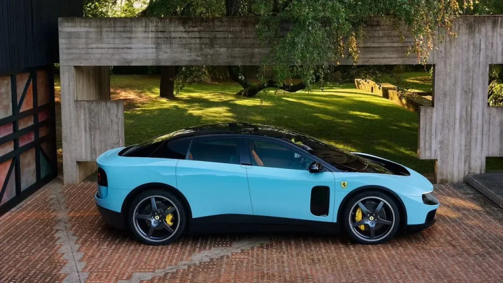 Ferrari Luce lado