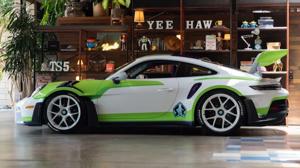Porsche 911 GT3 RS de Buzz Lightyear lateral