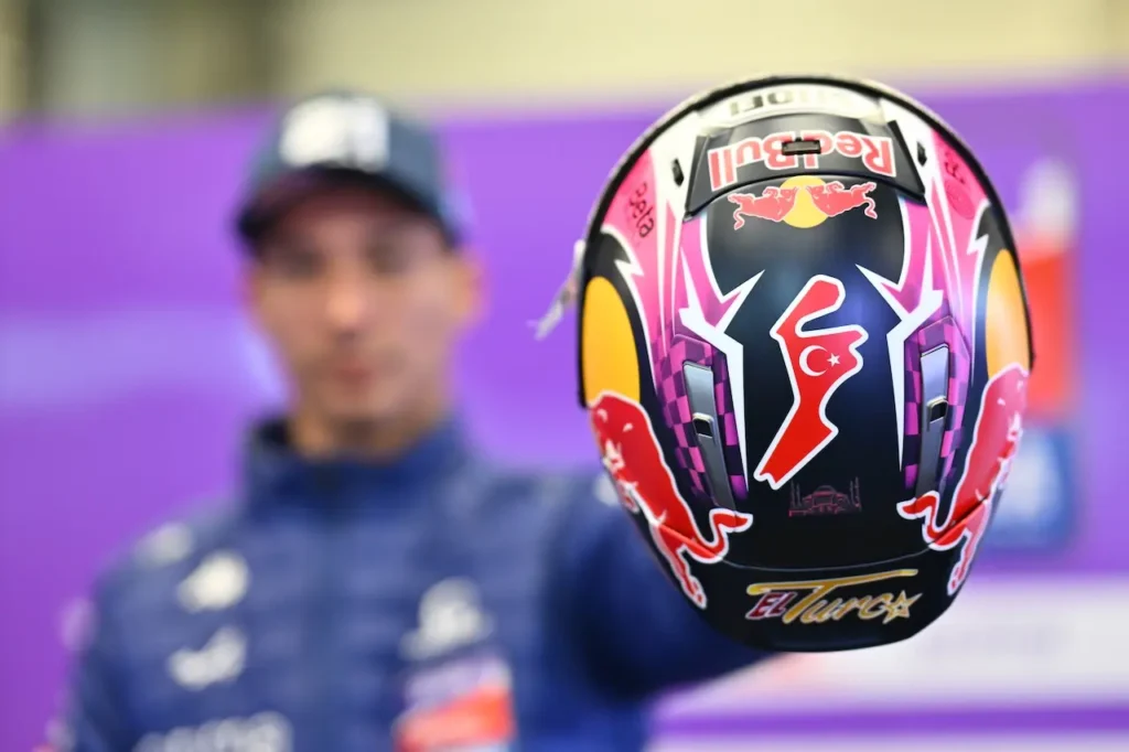 Toprak Razgatlioğlu casco pista MotoGP26