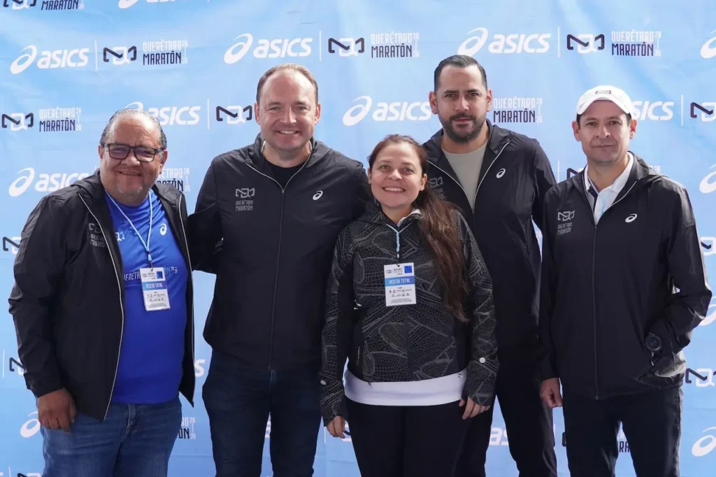 Equipo Querétaro Maratón y Directivos ASICS