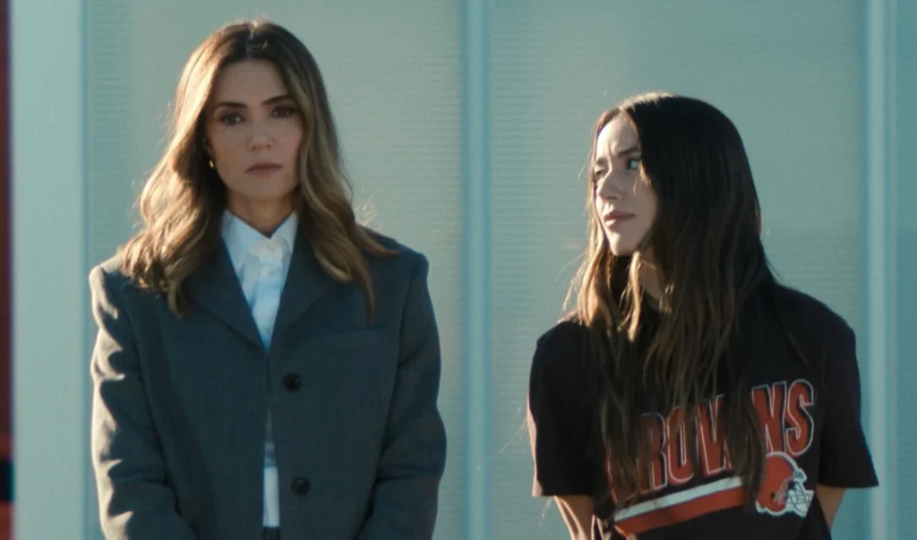 The Land Más allá del juego chloe bennet
